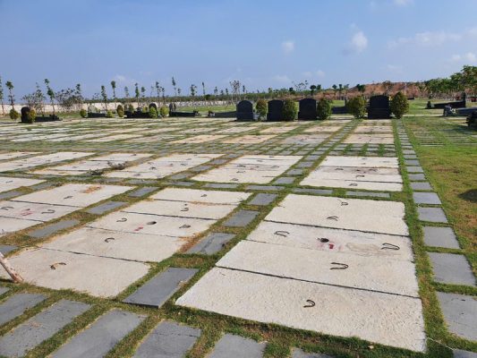 không nên xây mộ sát mộ người lạ