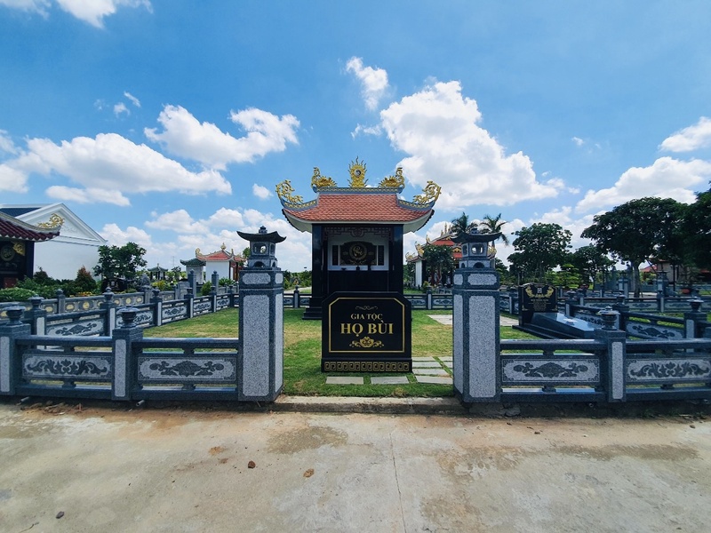 không nên xây mộ sát mộ người lạ