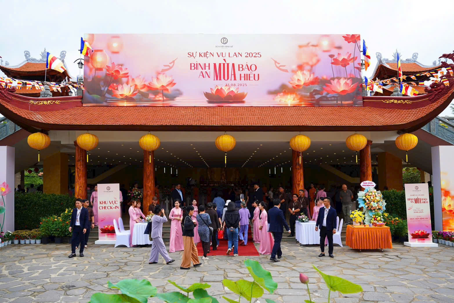 Vu lan 2025 hoa viên bình an