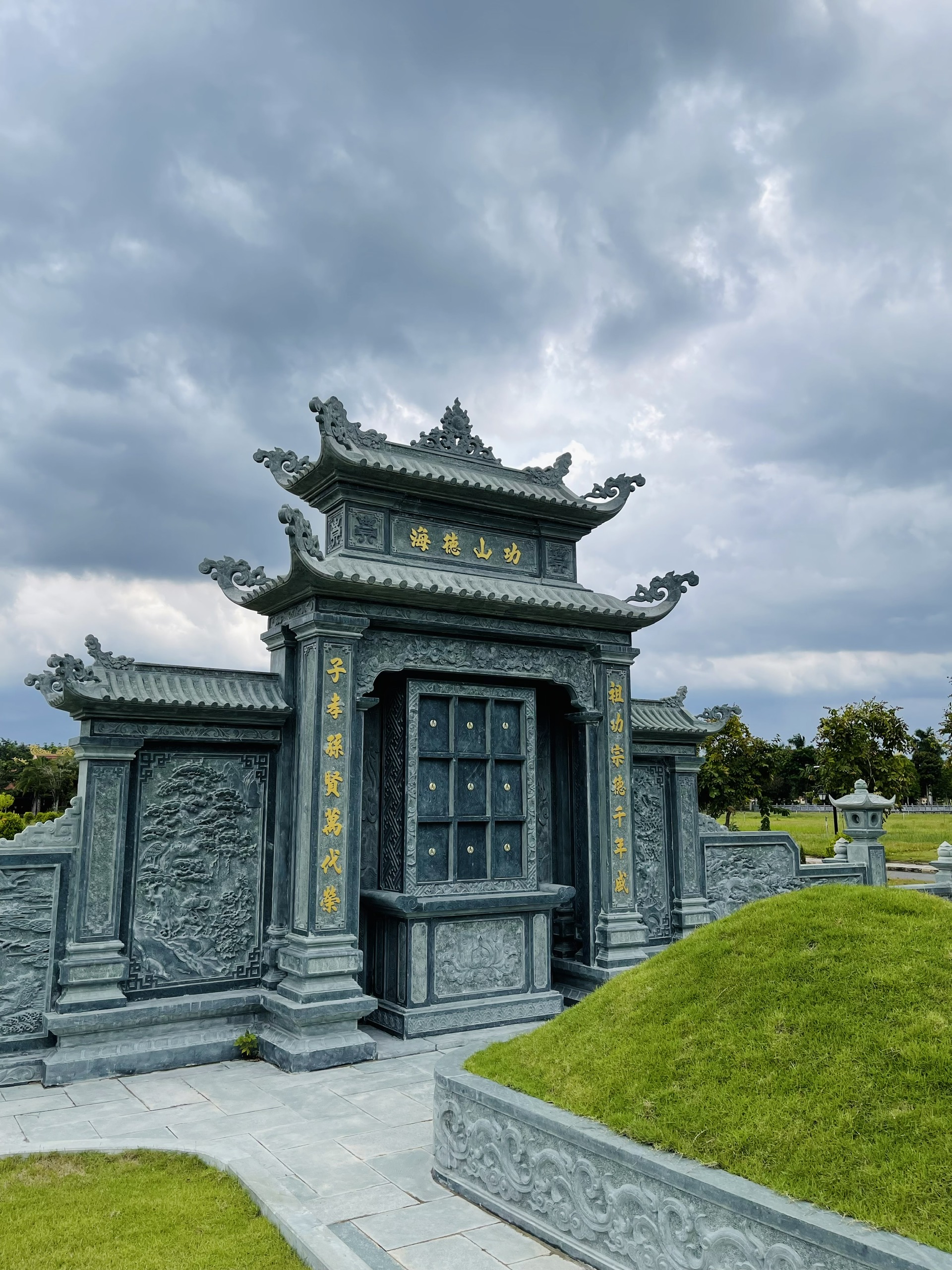 Trong tâm thức người Hoa, việc chăm lo mộ phần tổ tiên chính là biểu hiện cao nhất của lòng hiếu thảo