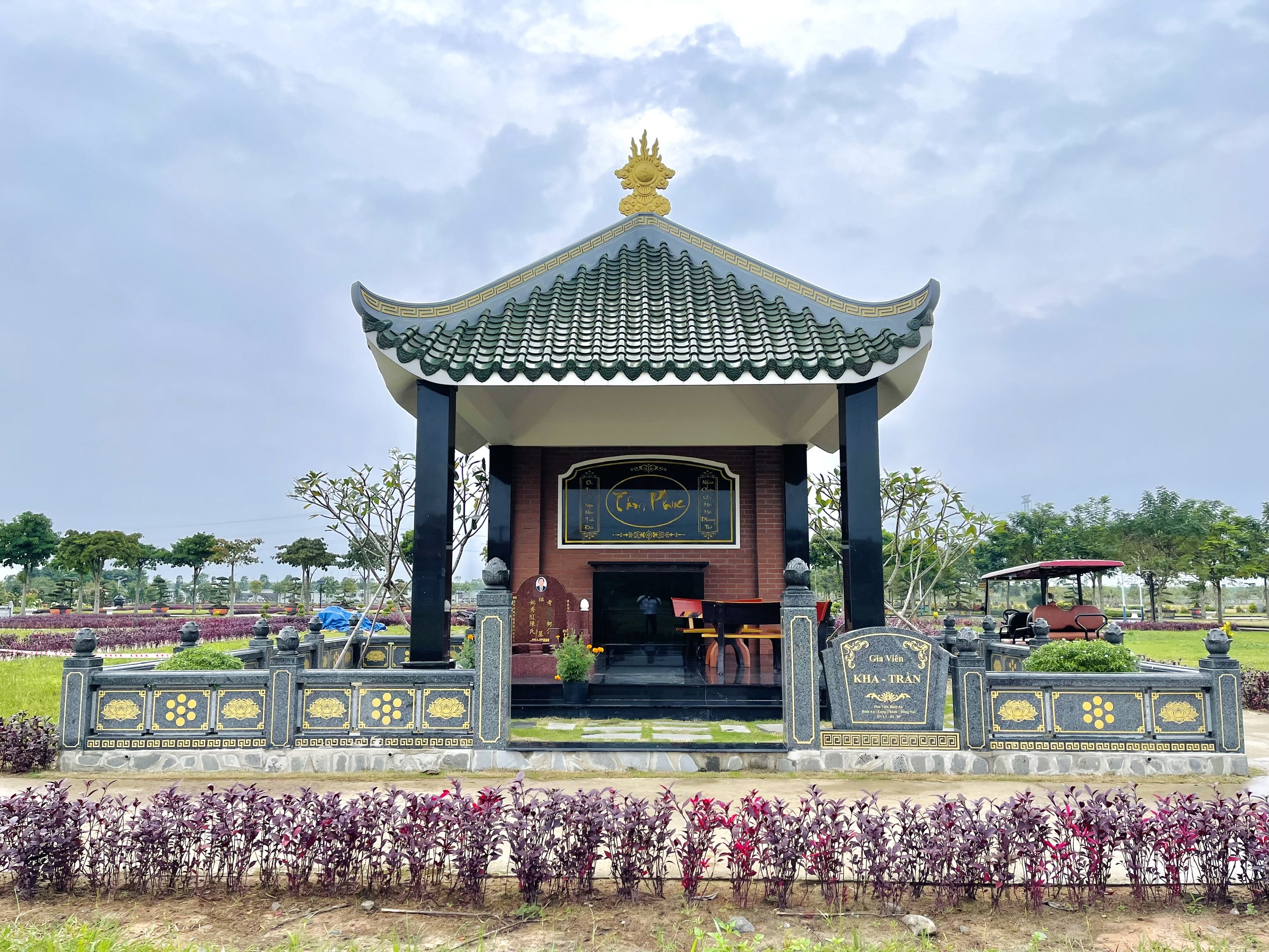Tùy vào khu vực và vị trí trong công viên nghĩa trang, giá đất xây mộ gia đình sẽ có sự khác biệt