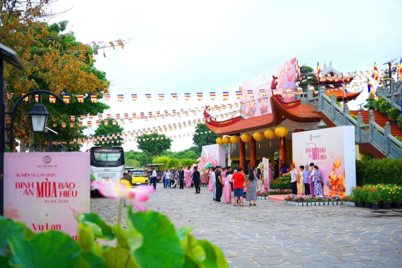 Xe đưa đón tham quan nghĩa trang