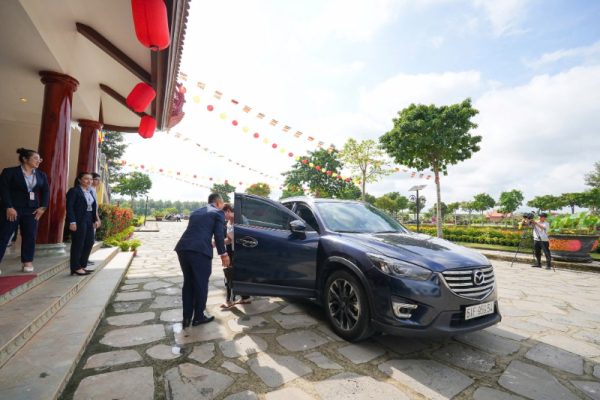 Xe đưa đón tham quan nghĩa trang